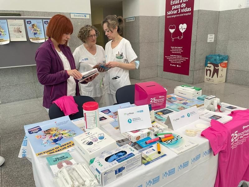 La mesa informativa atendida por facultativos