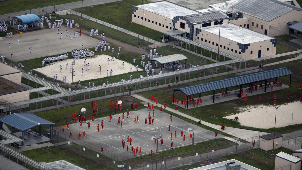 Vista aérea desde un helicóptero de detenidos en el Centro de Detención Krome, administrado por el Servicio de Inmigración y Control de Aduanas de Estados Unidos (ICE), el 4 de julio de 2025 en Miami, Florida.