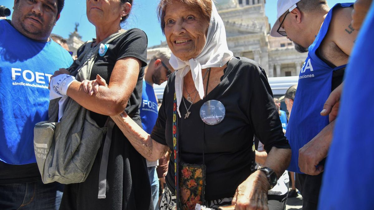 La Madre de Plaza Taty Almeida, al llegar a la manifestación en el centro de Buenos Aires, el 24 de enero de 2024.
