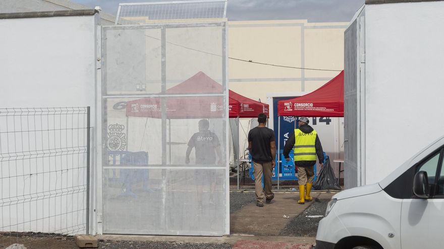 Un grupo de operarios trabaja en el CATE de Lanzarote, inundado por la borrasca Hermine