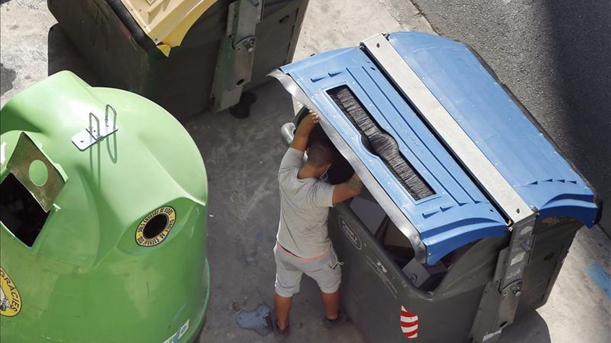 Sevilla multa desde hoy con hasta 750 euros a quienes rebusquen en la basura
