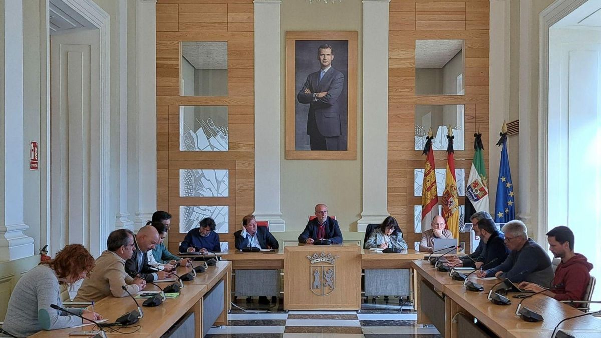 Comisión municipal de urbanismo de Cáceres reunida el pasado 22 de abril, presidida por Tirso Leal, y que propuso la ampliación del polígono Capellanías para mandar el asunto a la aprobación del pleno del Ayuntamiento
