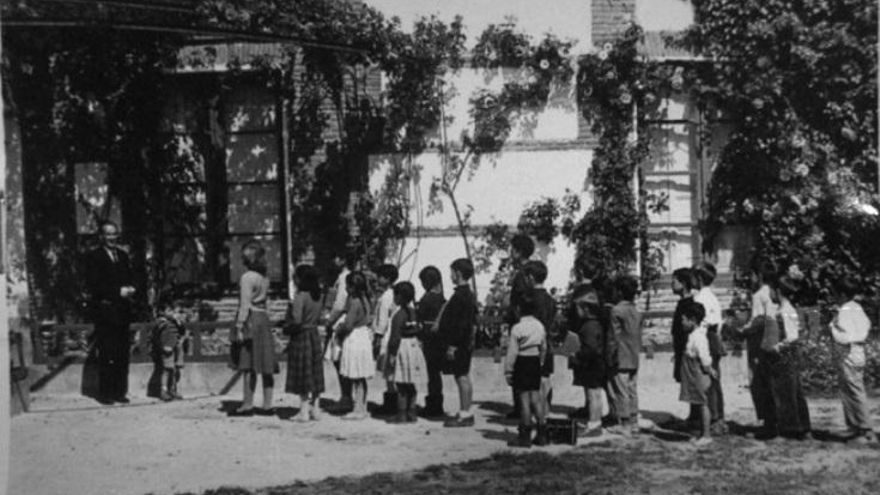 El servicio de maestros rurales motorizados de Toledo que 'desafió' al modelo de escolarización franquista
