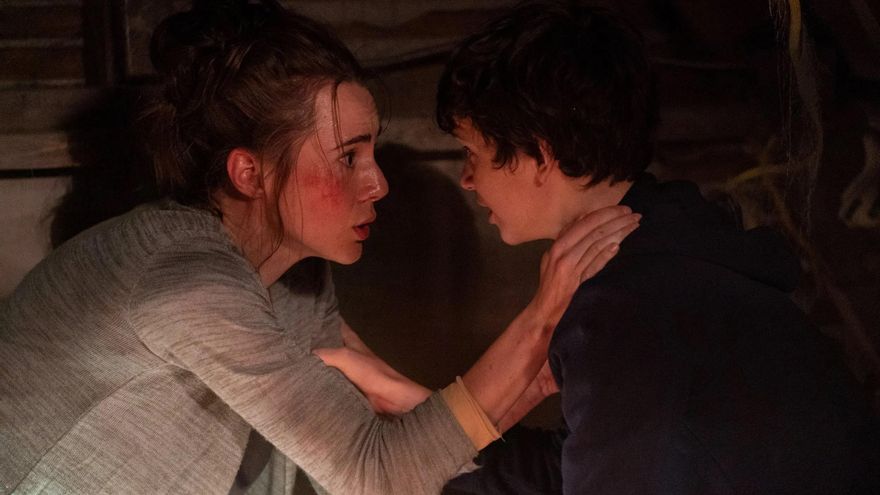 Teléfonos, automóviles e invasiones domésticas varias en el adrenalínico entretenimiento 'Salvaje'