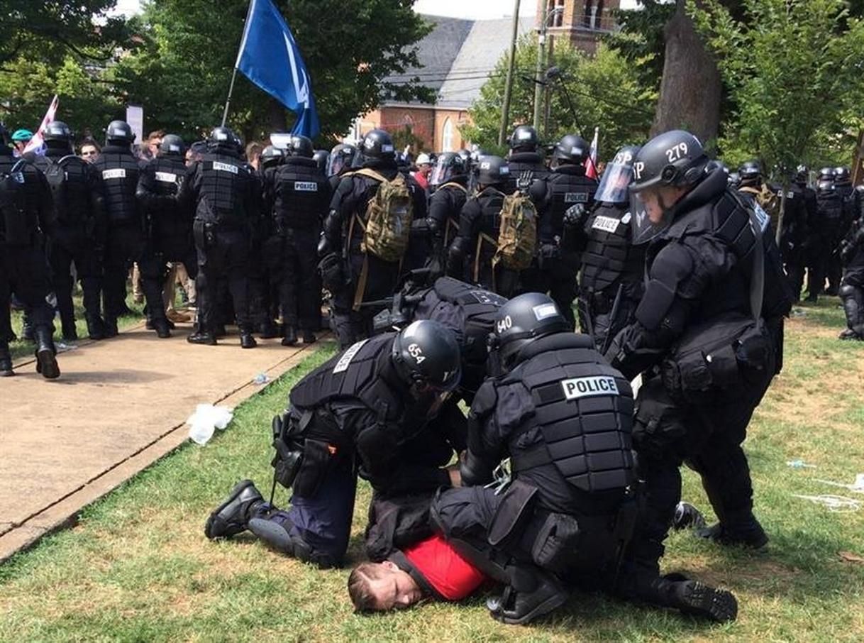 La policía detiene a un manifestante en la marcha supremacista de EEUU.