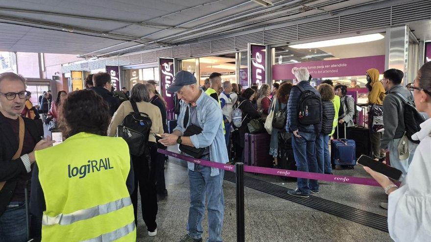 Decenas de viajeros se acumulan en Atocha para pedir la devolución del dinero por los trenes cancelados