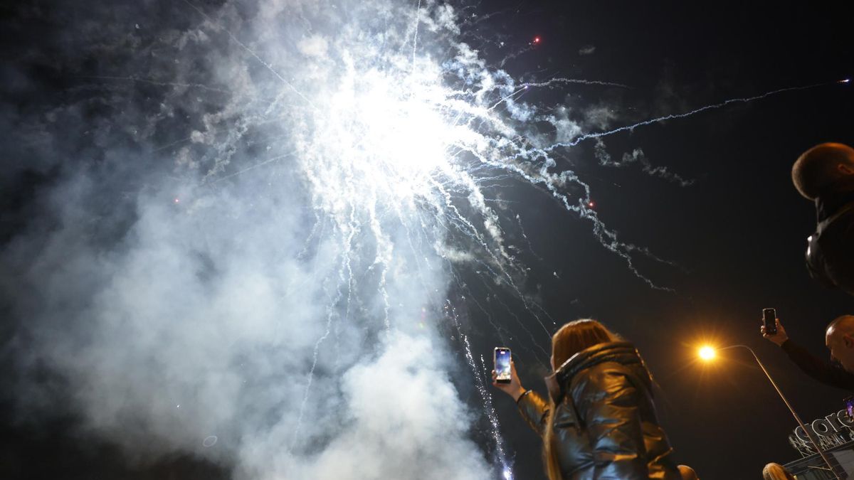 Fuegos artificiales en las calles de Belgrado este domingo tras conocerse los resultados electorales.