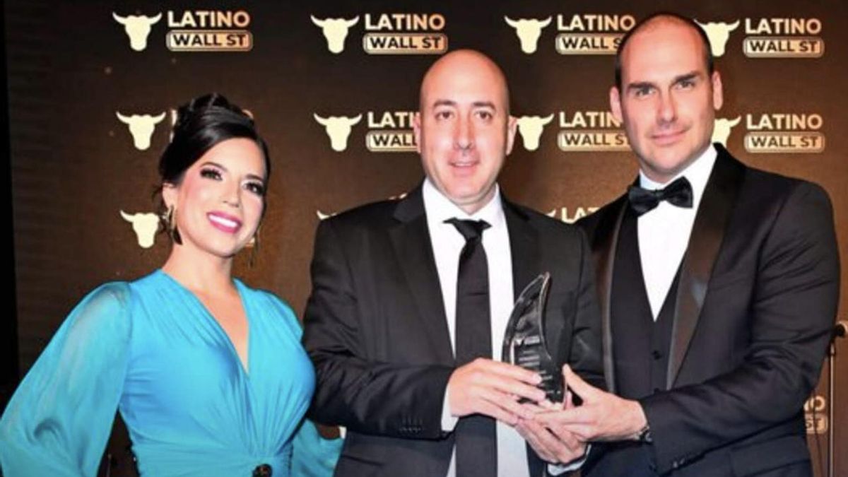 Cerimedo en febrero pasado, con Gabriela Berrospi, de Latino WallSt, y Eduardo Bolsonaro, hijo de Jair Bolsonaro.