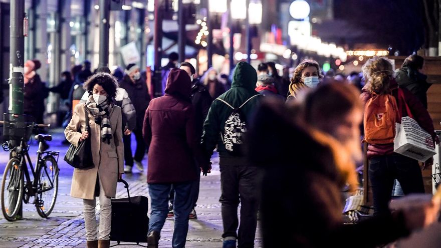 Un grupo de personas pasea por una calle de Berlín, en una imagen de archivo.