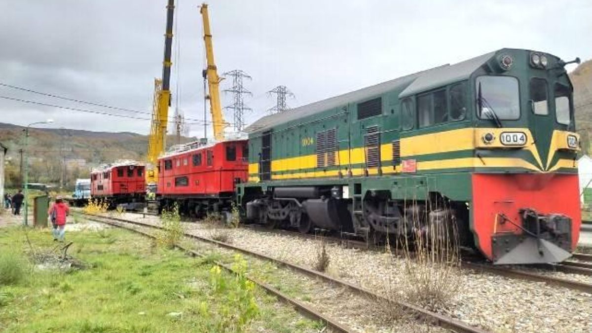 Los talleres ferroviarios y la estación de Villablino (León) 'resucitan' con la reforma de un tren clásico de Francia