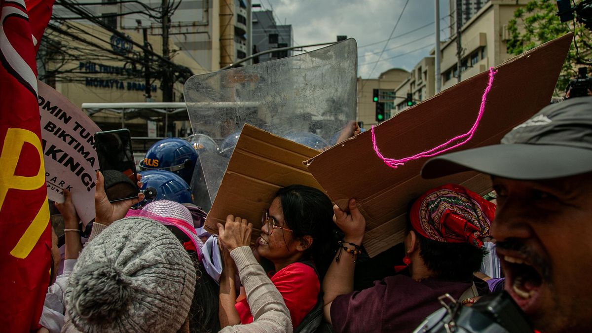 Choque en Manila, Filipinas, entre manifestantes y la Policía.
