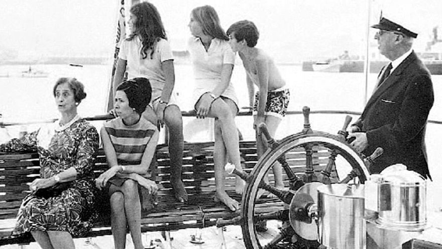 El 'Azor': el símbolo de la dictadura de Franco, fondeado en Cantabria, acabó como reclamo de un motel de carretera