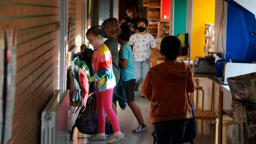 Las claves del futuro de la escuela en catalán: entre la ofensiva para mantenerla y el 25% de castellano