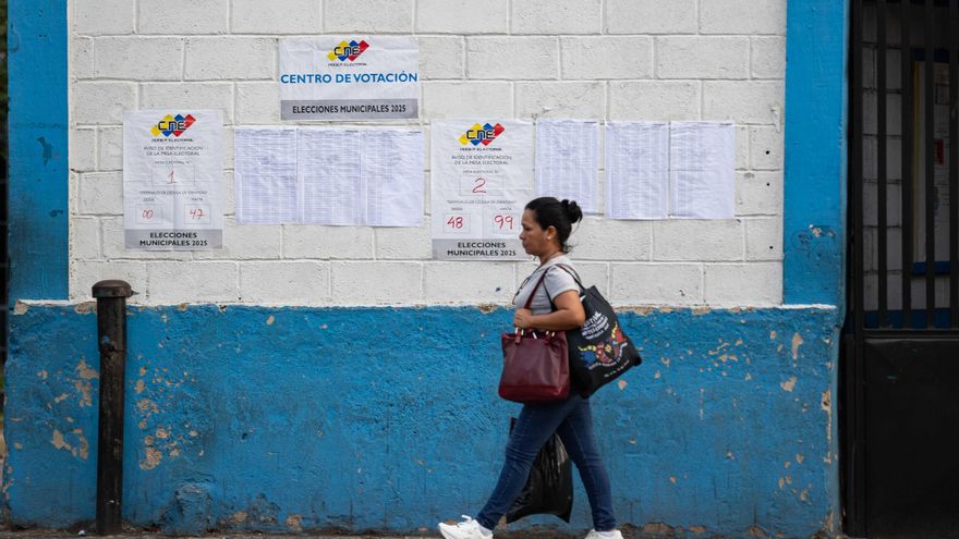 Jóvenes venezolanos salen a votar atraídos por la consulta sobre proyectos comunitarios