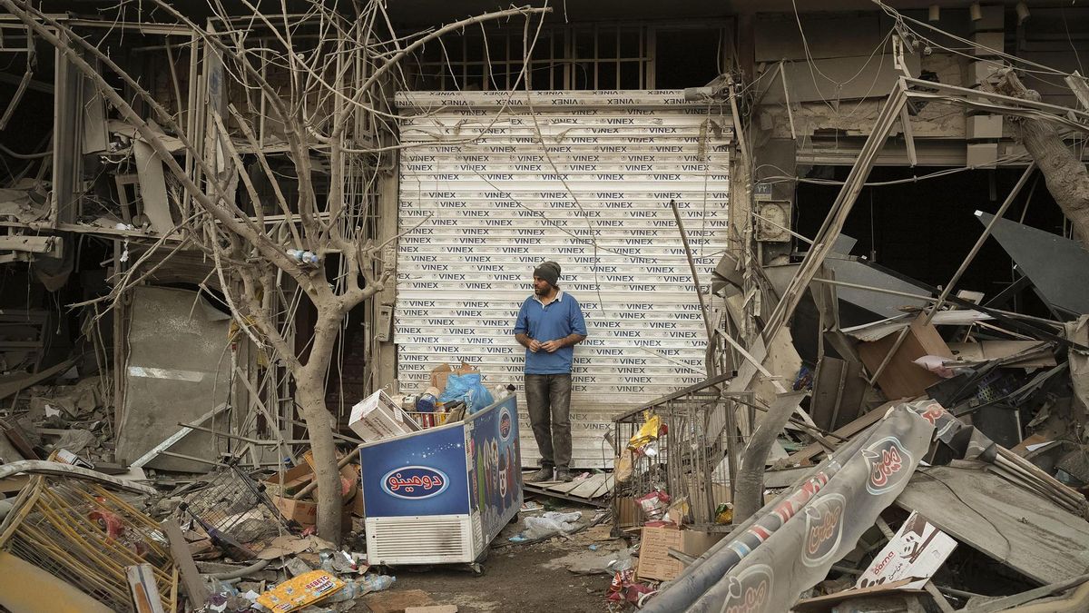  Un hombre se encuentra este lunes, entre las ruinas de un edificio bombardeado en la noche del 26 de marzo en un ataque israelí-estadounidense en plaza Nilufar en el este de Teherán. EFE/Jaime León