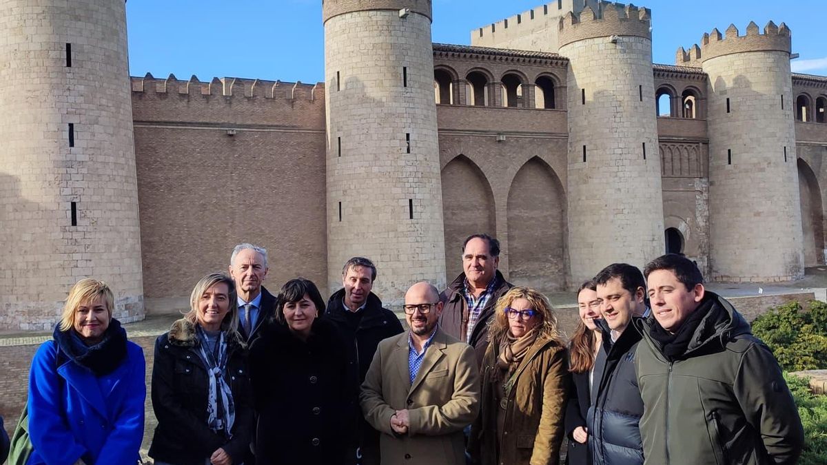 Alberto Izquierdo junto a miembros de la Comisión Permanente del PAR