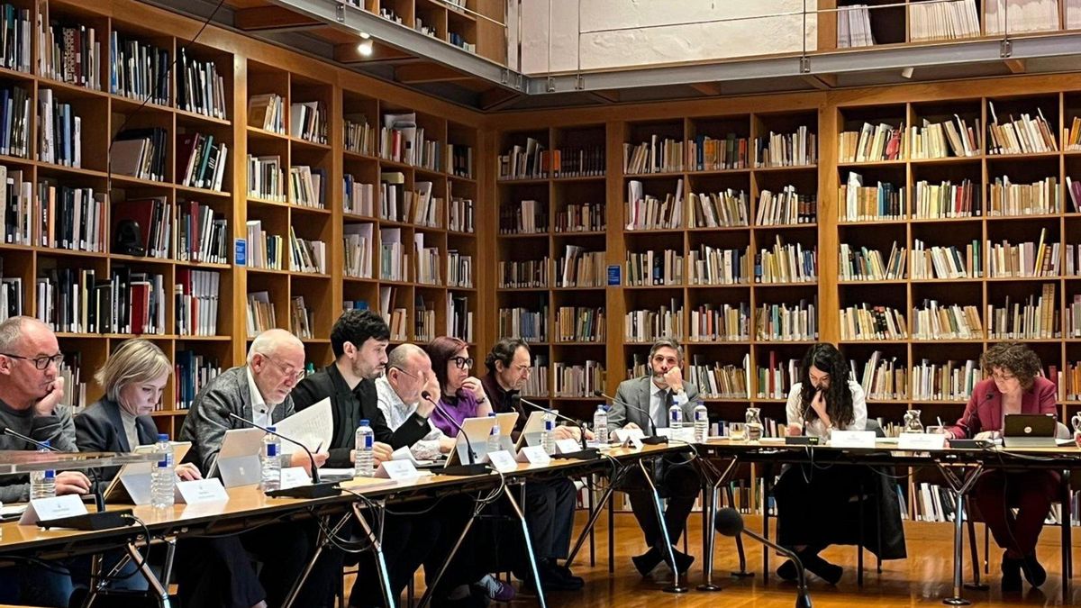 El Ayuntamiento de Santiago suspende un año la concesión de licencias para pasar de edificios residenciales a turísticos