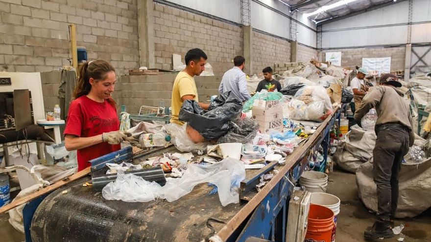Las socias y socios de Reciclando Conciencia en plena tarea de selección de materiales para su clasificación