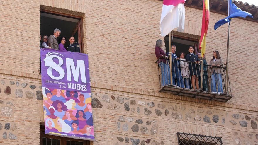 El delegado del Gobierno, José Pablo Sabrido, despliega en la fachada de la Delegación del Gobierno la pancarta con motivo del Día Internacional de las Mujeres.