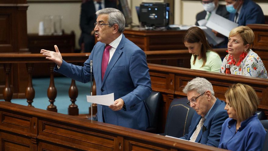 El consejero de Hacienda, Presupuestos y Asuntos Europeos del Gobierno de Canarias, Román Rodríguez, interviene en el pleno del Parlamento de Canarias celebrado este martes. EFE/Ramón de la Rocha