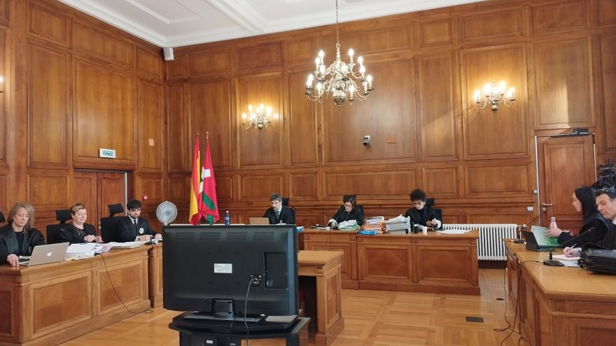 Declaran a puerta cerrada once menores en el juicio por violencia sexual contra un monitor de surf en Hondarribia