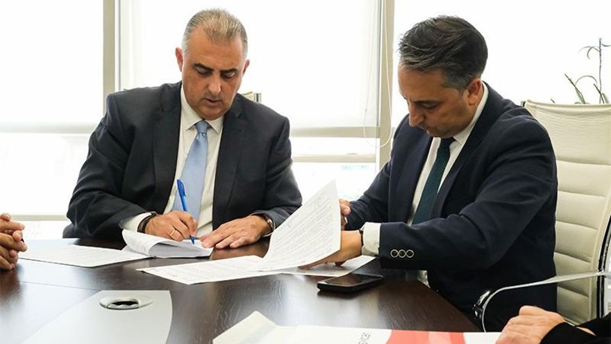 Archivo - El consejero de Fomento, Roberto Media (izda), y el alcalde de Piélagos, Carlos Caramés