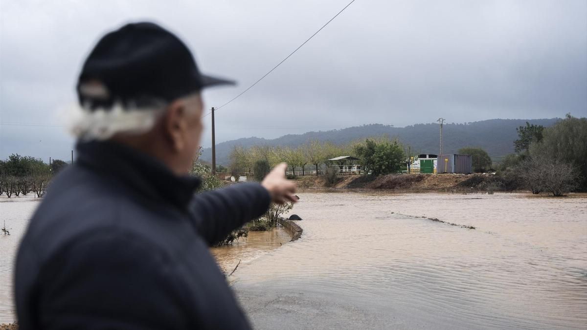 Un hombre observa la crecida del río Magre, a 29 de octubre de 2024, en Alfarp, Valencia