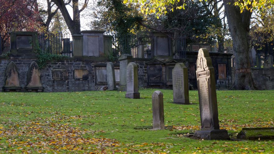 El cementerio escocés que inspiró a J. K. Rowling para Harry Potter: con fama de estar embrujado y lleno de vegetación