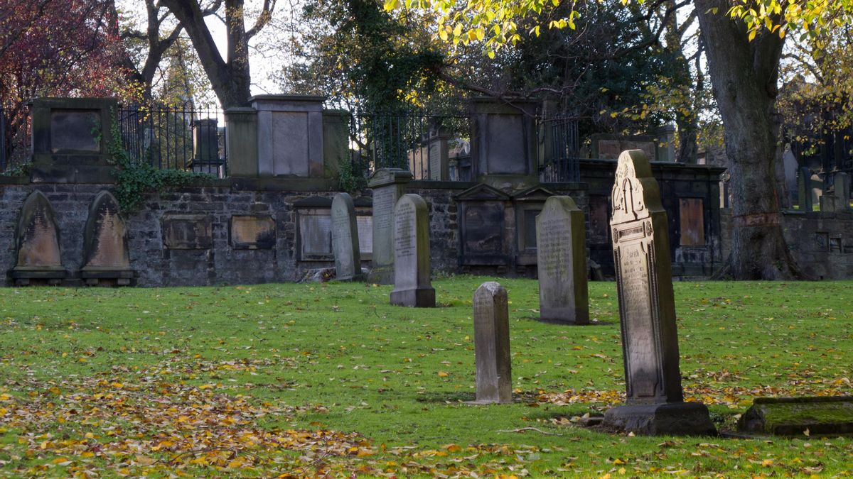 El cementerio escocés que inspiró a J. K. Rowling para Harry Potter: con fama de estar embrujado y lleno de vegetación
