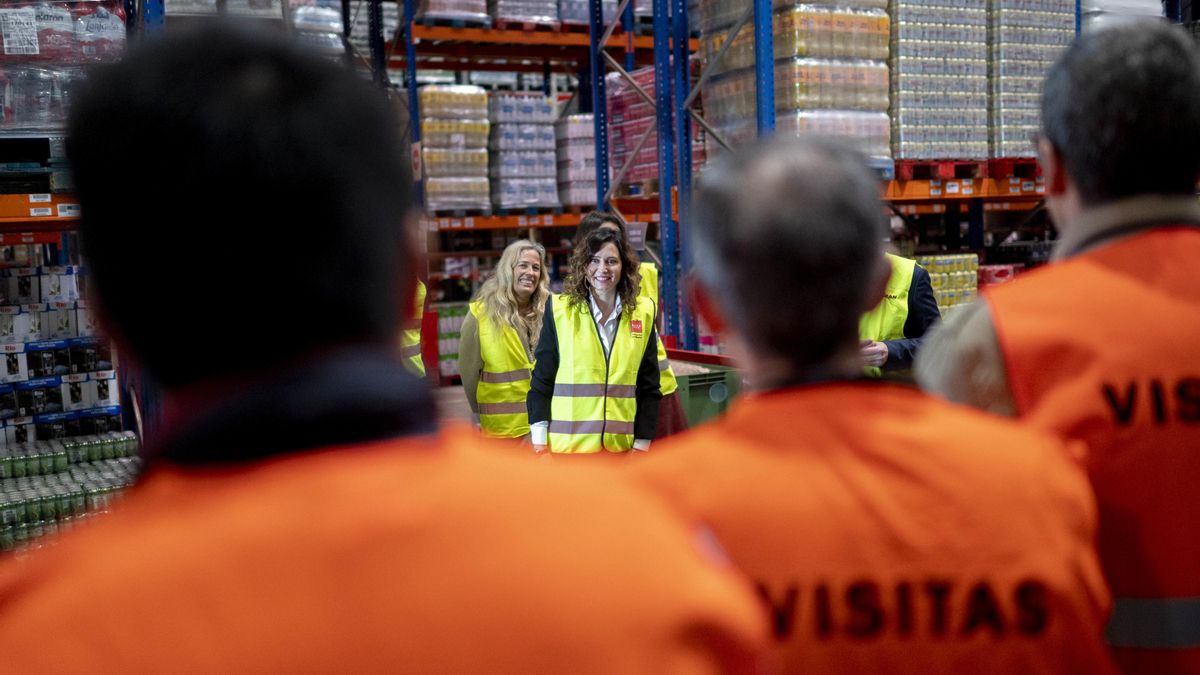 La consejera de Economía, Hacienda y Empleo, Rocío Albert (2i), y la presidenta de la Comunidad de Madrid, Isabel Díaz Ayuso (c), durante una visita a la plataforma logística de la sociedad cooperativa de distribución alimentaria Covirán, en el Centro de