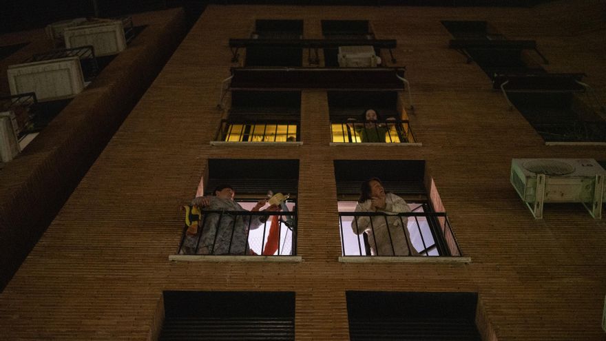 A las 20.00 horas el movimiento feminista había convocado una protesta desde los balcones.