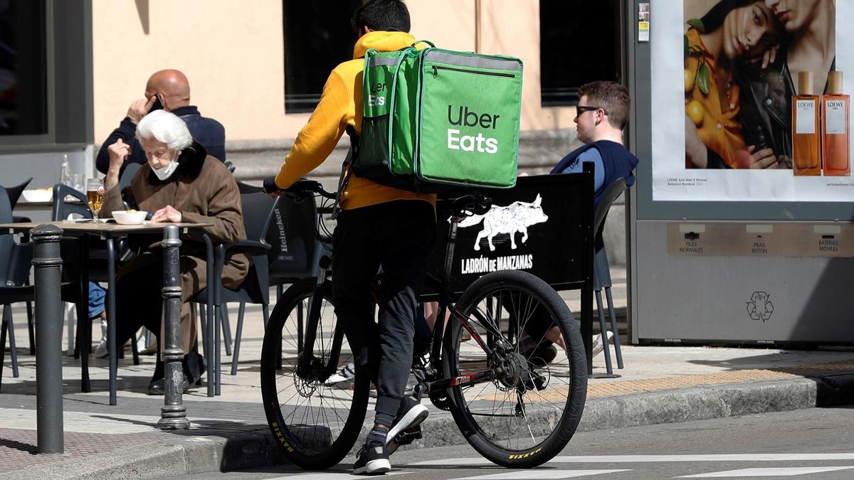 La precariedad, de 'riders' a 'expats': el libro sobre cómo el algoritmo usa a gente "disociada de los derechos laborales"