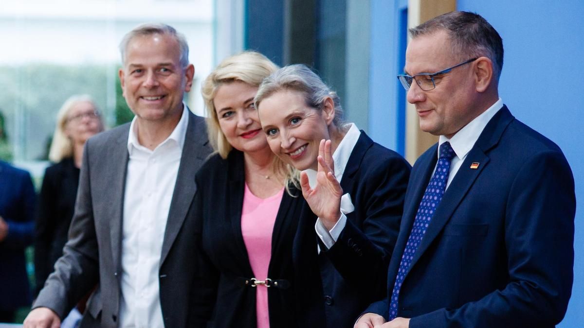 Alice Weidel, colíder del partido ultra AfD, saluda a los medios de comunicación junto con sus candidatos en Mecklemburgo-Antepomerania y Berlín