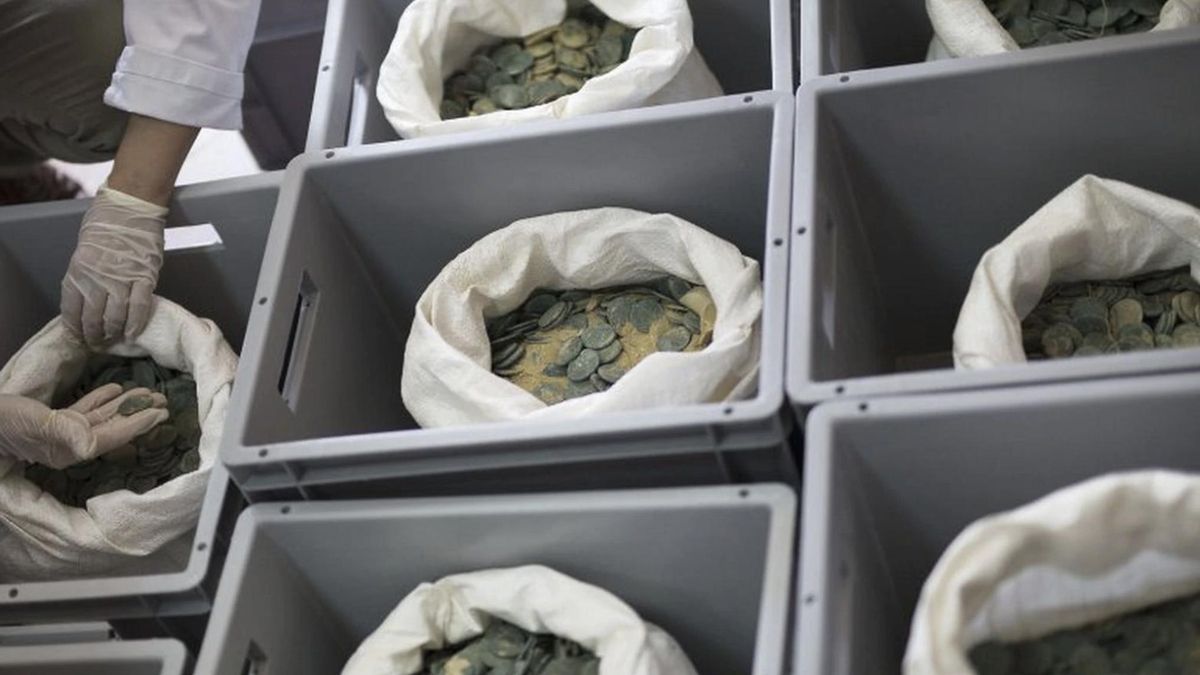 El conjunto de más de 53.000 piezas de bronce y plata apareció cuidadosamente enterrado en ánforas