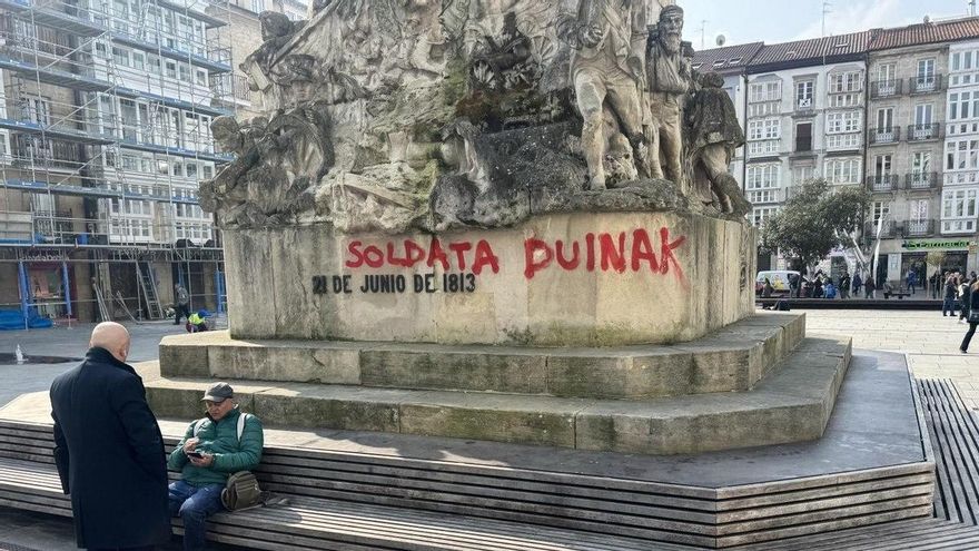 El Ayuntamiento de Vitoria denuncia ante la Policía una pintada en el monumento de la Virgen Blanca durante la huelga