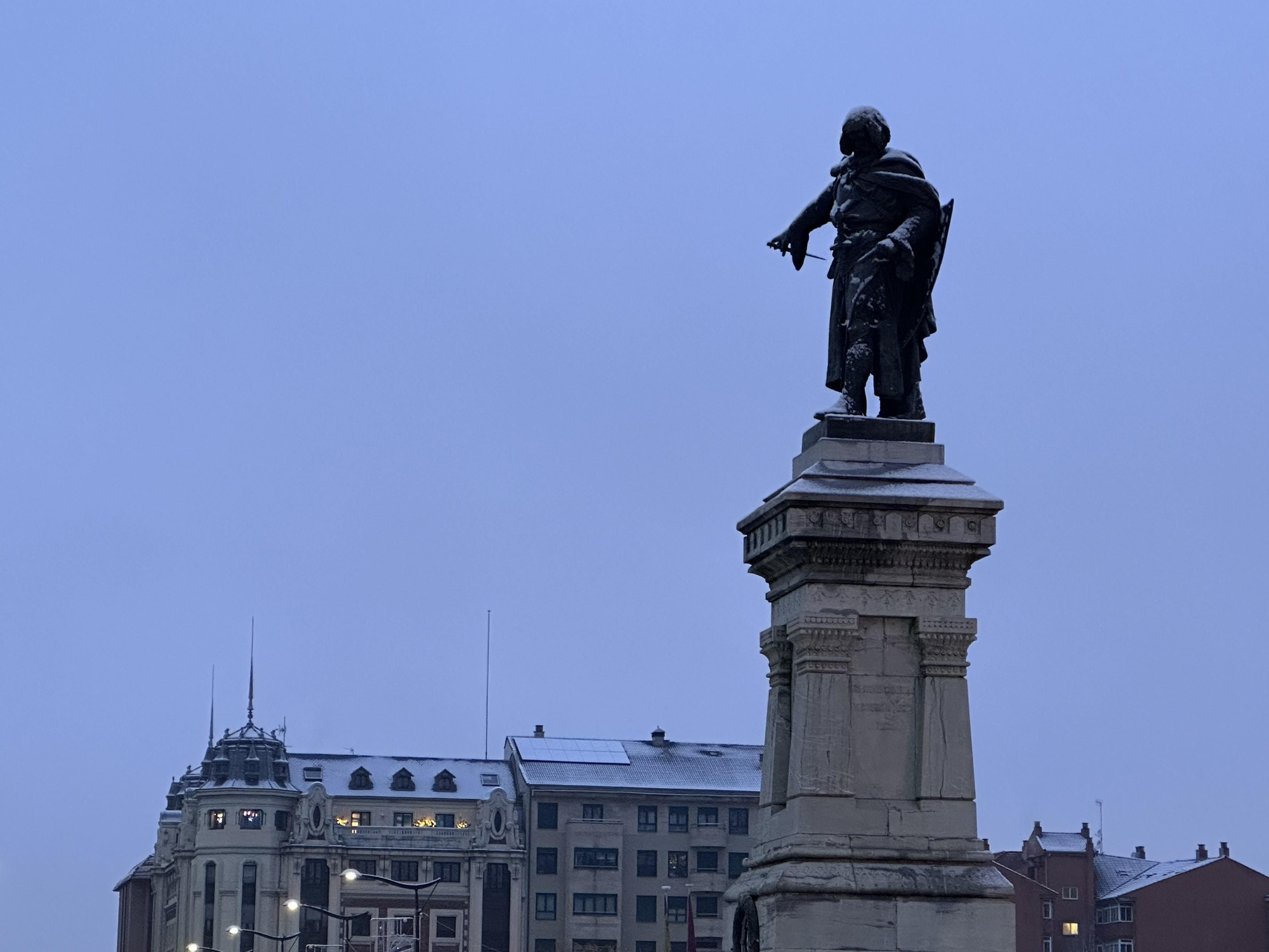 Postales de León nevado: las imágenes que deja la primera nevada del año en la capital