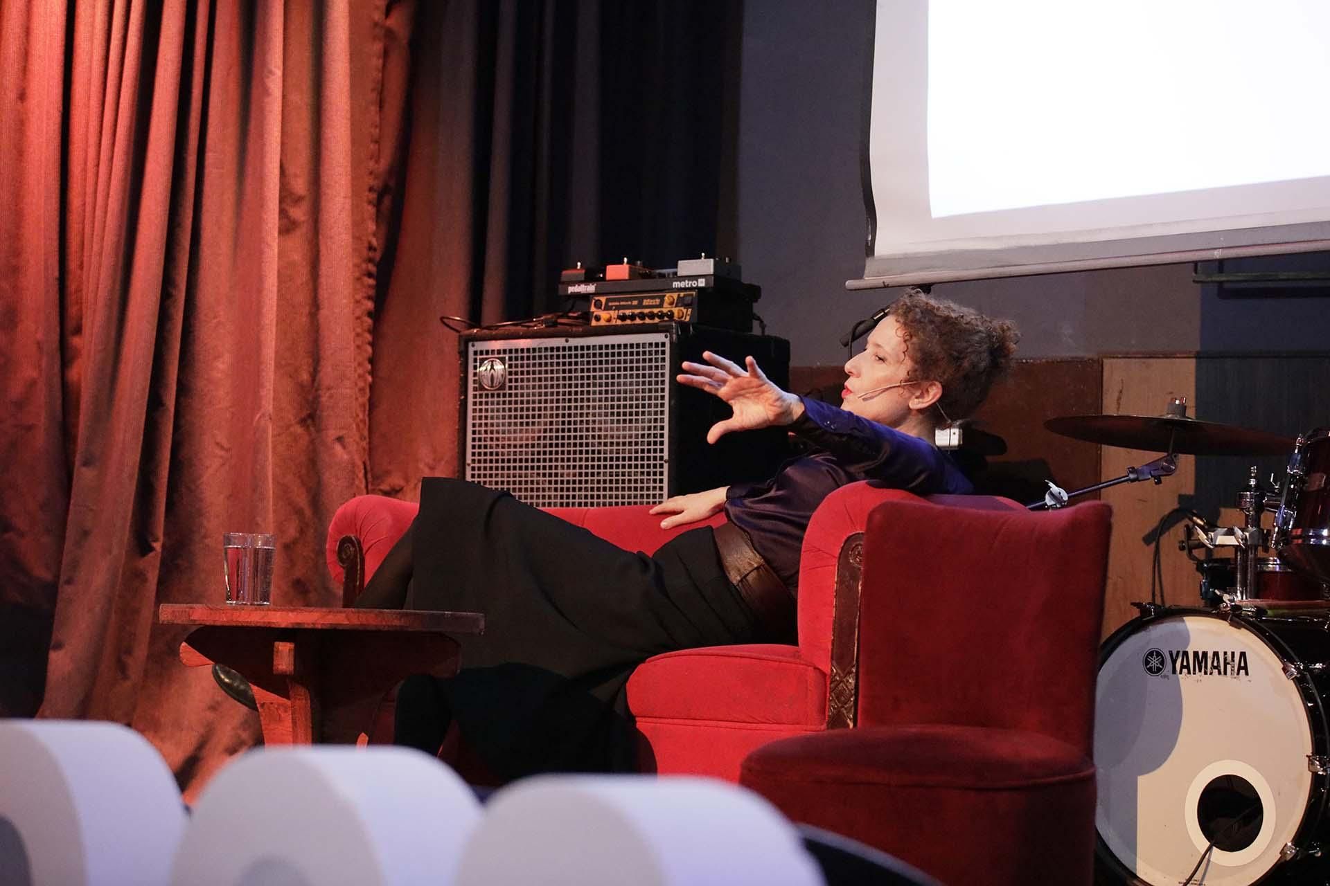 Clara Sanchis interpretando un fragmento de la obra de Virginia Woolf 'Una habitación propia'