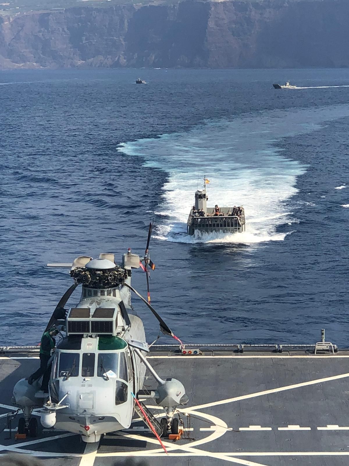 Buque de Asalto Anfibio Castilla,  en proximidades de  Tazacorte, este miércoles