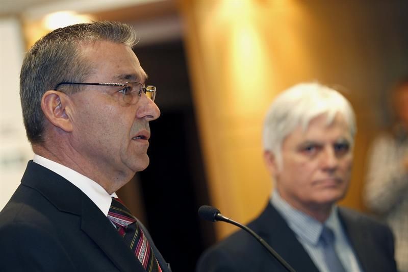 Paulino Rivero y José Miguel Pérez, en el acto institucional contra las prospecciones. (EFE / ELVIRA URQUIJO)