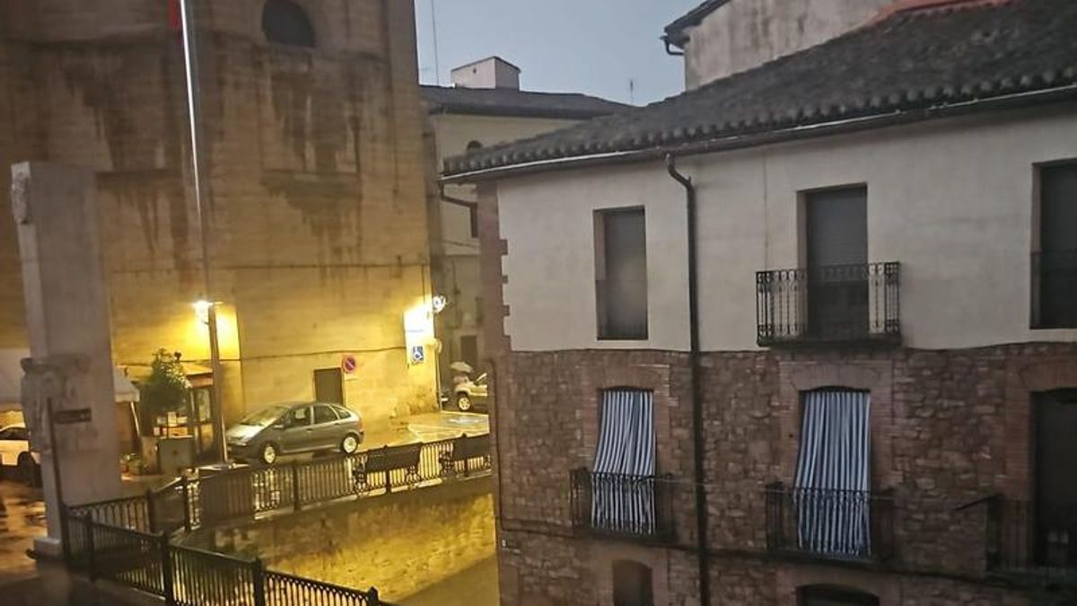 Incidencias de la tormenta en La Rioja: pueblos sin luz, caídas de árboles y desprendimientos de una cornisa y alero