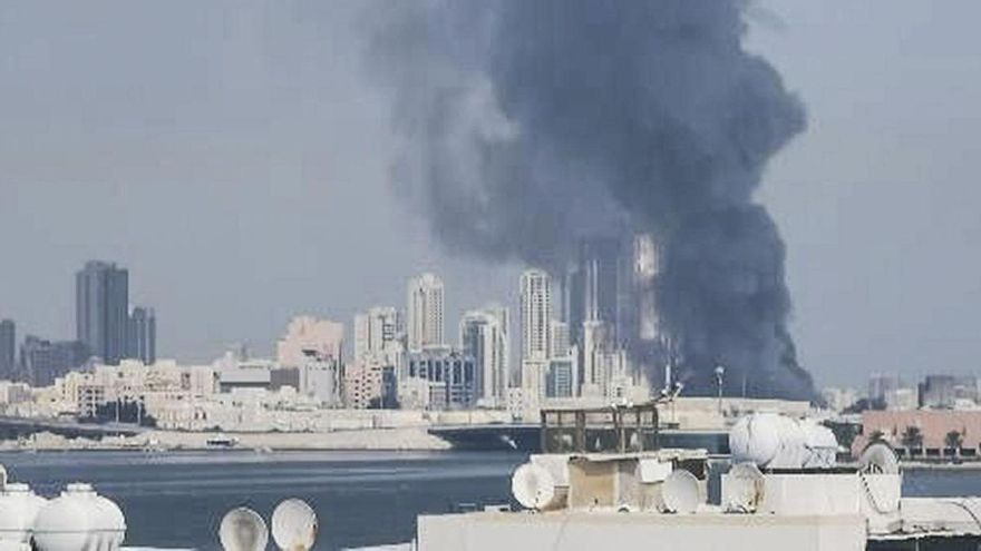 Vista de una columna de humo en Baréin.