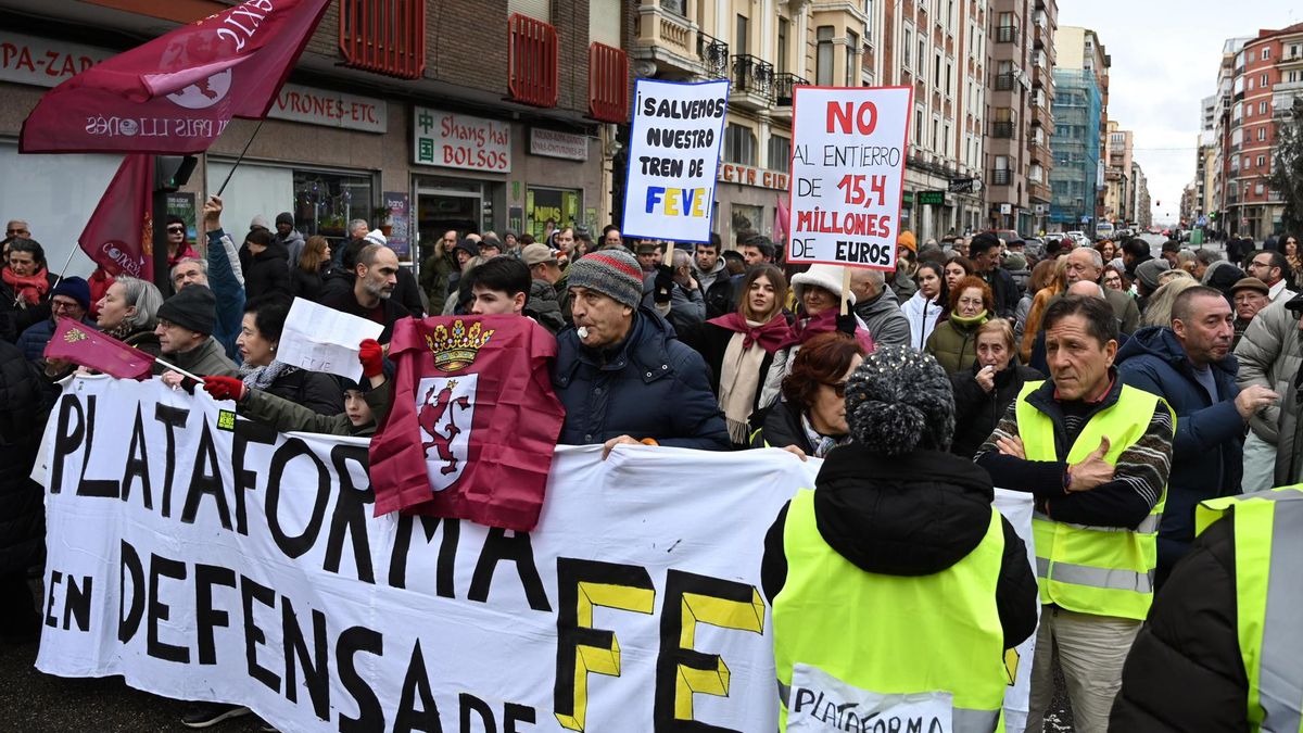 Protesta de corte de calle ante la estación de Matallana de Feve en la ciudad de León