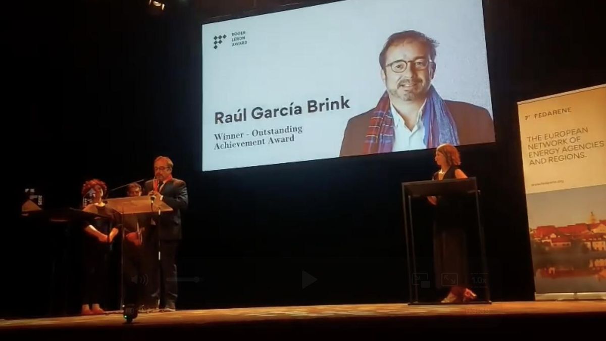 García Brink, recogiendo el premio, este jueves, en Bruselas.