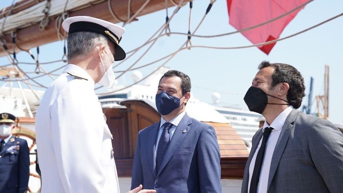 El Rey Felipe VI, el presidente de la Junta de Andalucía, Juanma Moreno, y el alcalde de Cádiz, José María González.