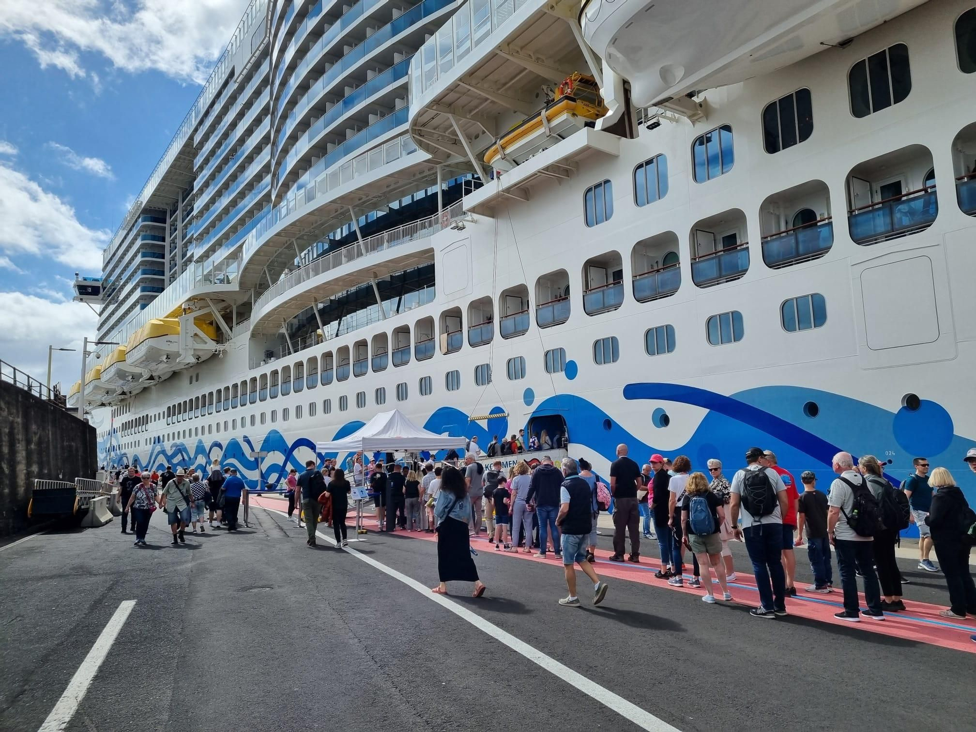 buque de crucero 'Aida Cosma', este lunes, 17 de febrero, en el Puerto de Santa Cruz de La Palma.