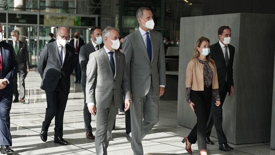 El Rey Felipe VI junto al Lehendakari y la Ministra de tRansportes en Bilbao, con motivo del Congreso SUM Bilbao