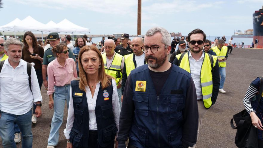 La jefa de Protección Civil, Virginia Barcones (i) y el secretario de Estado de Sanidad, Javier Padilla (d), han visitado el puerto de Granadilla (Tenerife) con motivo de la próxima llegada del buque de bandera holandesa MV Hondius afectado por un brote de hantavirus. EFE/ Ramón de la Rocha