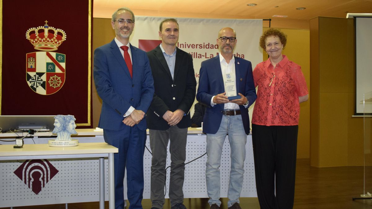 El Premio 'Pedro Simón Abril' de la Facultad de Humanidades se ha otorgado al profesor del IES Ramón y Cajal de Albacete, Javier Sánchez Gutiérrez.