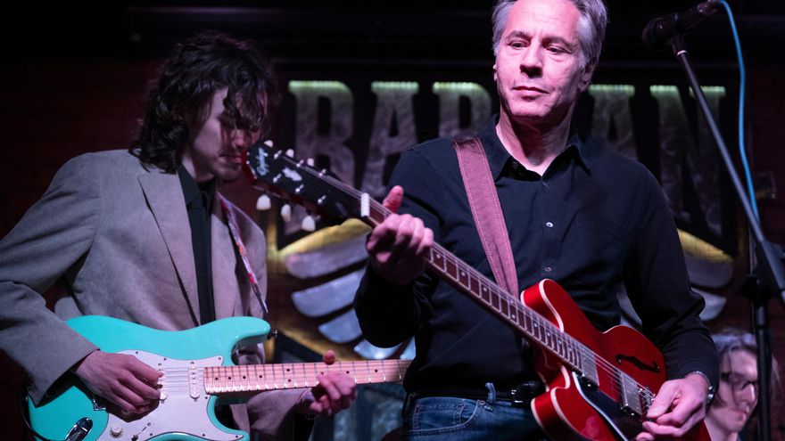 Blinken, guitarra en mano, canta 'Rockin’ in the free world' en un pub de Kiev