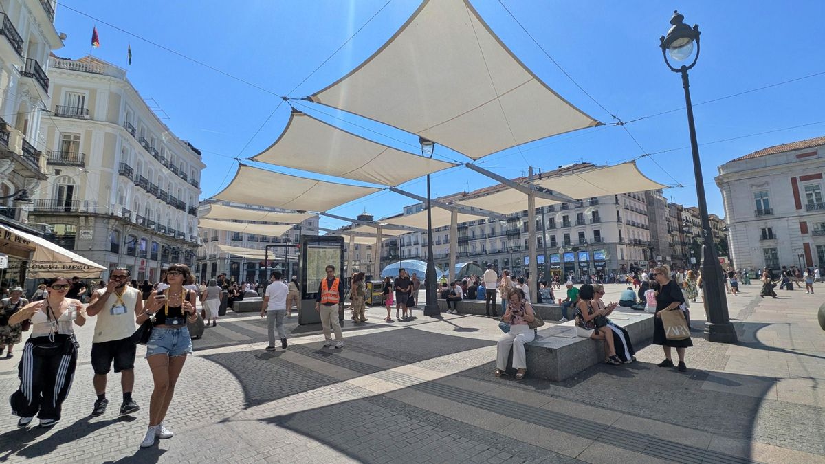 Los toldos vuelven a la Puerta del Sol y suman casi dos millones de euros de gasto para mitigar el calor de Madrid